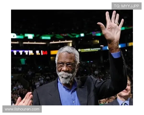 比尔拉塞尔传奇生涯与团队精神在篮球历史中的永恒光辉 比尔拉塞尔传奇生涯与团队精神在篮球历史中的永恒光辉